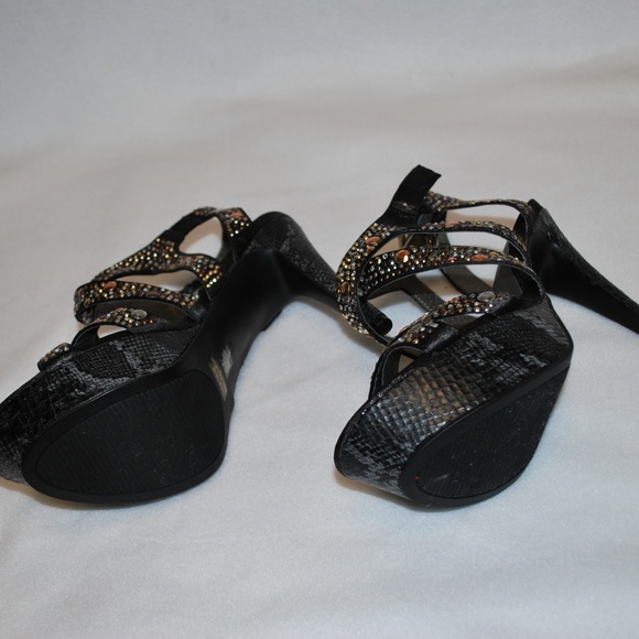 NIB Nadia Pewter platform heels by Guess - Picture 4 of 5